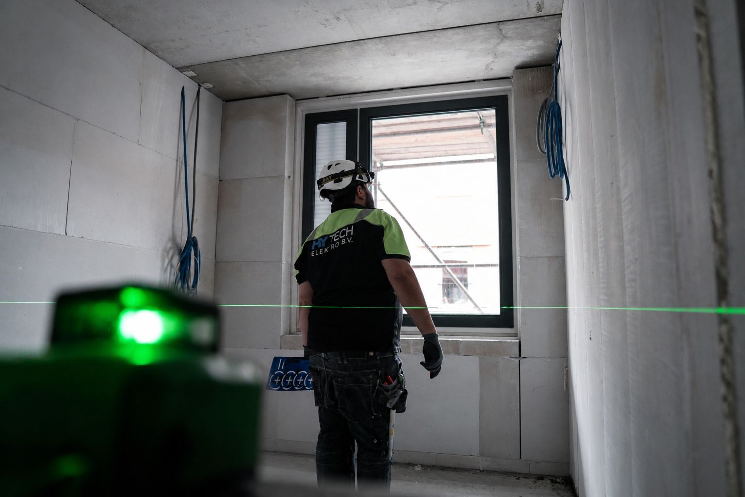 Precisiewerk met lasermeting op een HyTech-bouwplaats